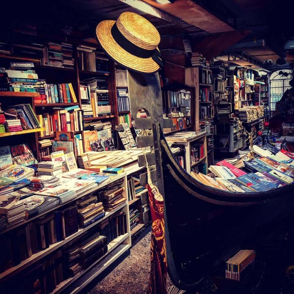 Venise comme un Vénitien : 5 endroits pour pratiquer l'italien et vous sentir comme chez vous 12 libreria acqua alta venezia