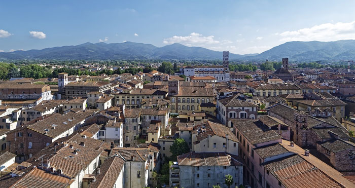 Unique Cities to Study Abroad in Italy lucca