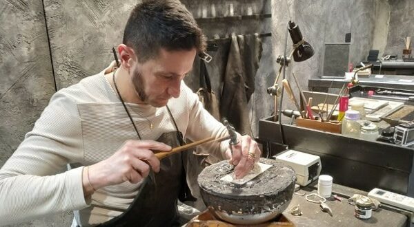 Error 404, el contenido ya no existe 7 ¿Planeas hacer una carrera en diseño de joyas? 3 razones para estudiar en Italia