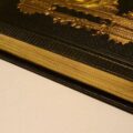 libro antiguo con dorado pan de oro