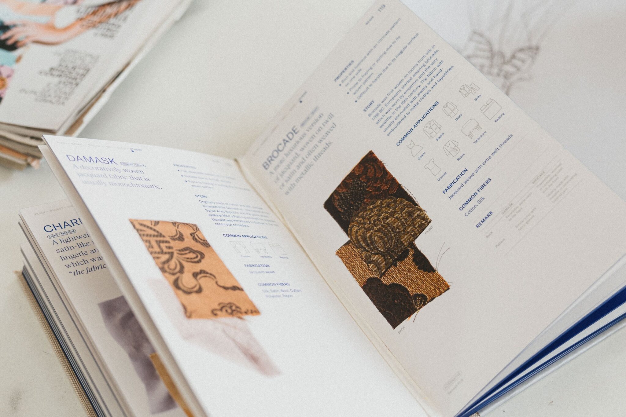 Libro de tejidos con muestras de damasco y brocado