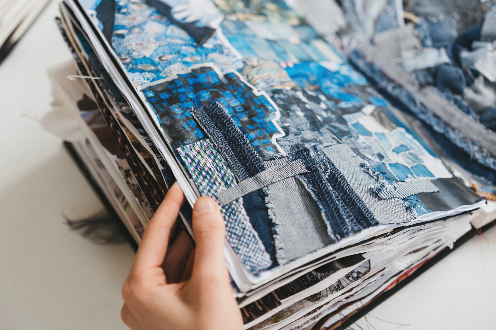 Cuaderno con collages de denim y tejidos