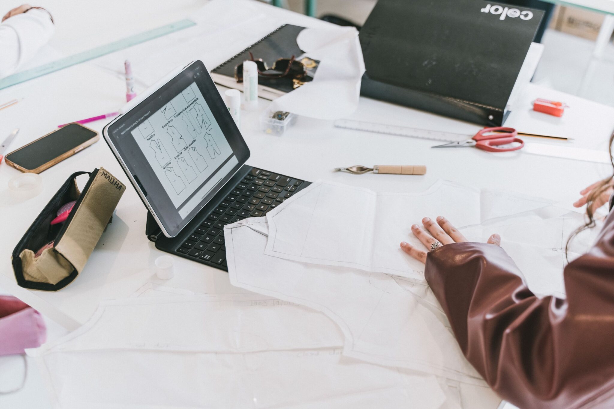 Patrones de papel y dibujos técnicos sobre la mesa de trabajo
