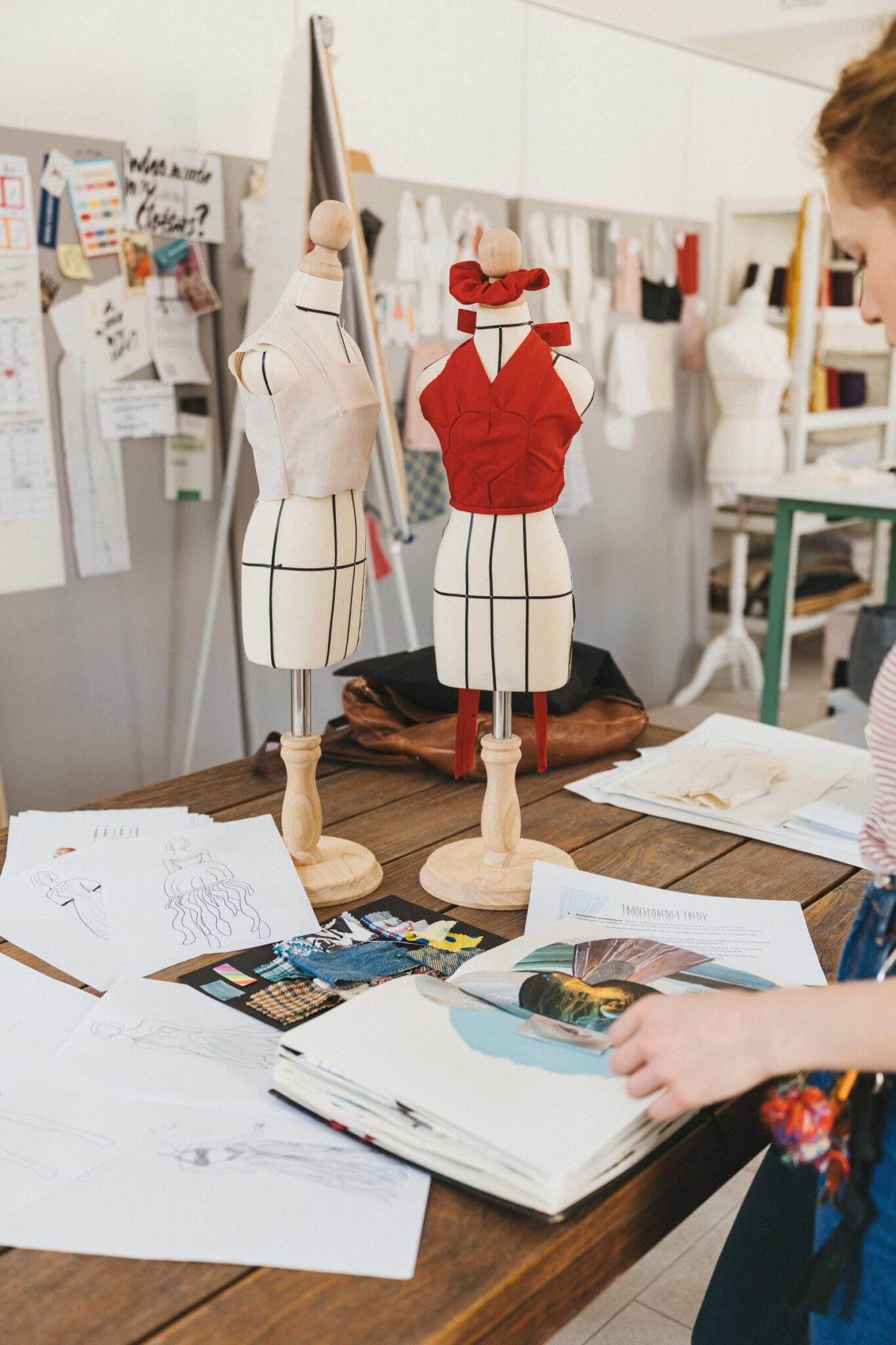 Maniquíes en miniatura, bocetos de moda y un panel de inspiración